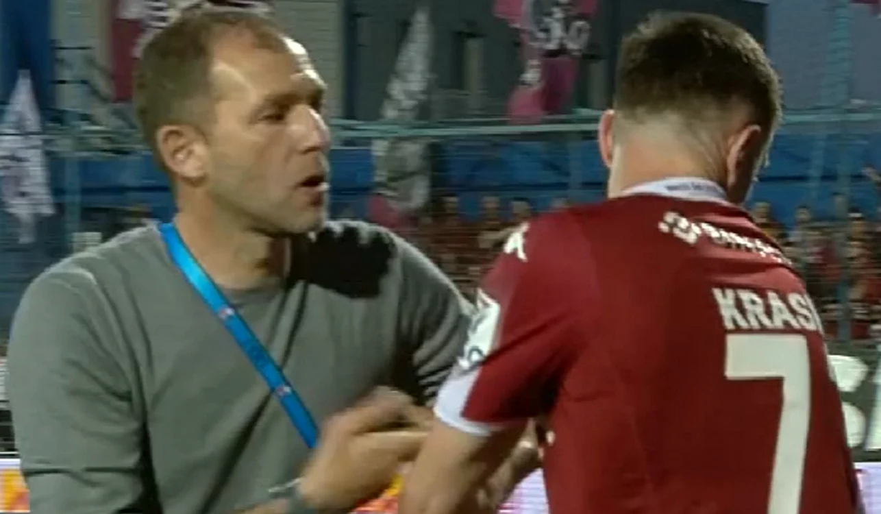 Bogdan Lobonț (stânga), antrenorul Rapidului (FOTO: Captură TV)