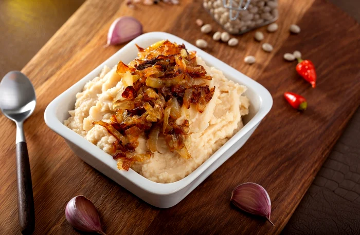 Pastă de fasole cu ardei copți, o rețetă delicioasă / Foto: Shutterstock
