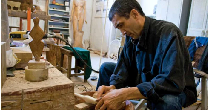 Artistul român, are atelierul în Franţa, în oraşul Grasse.