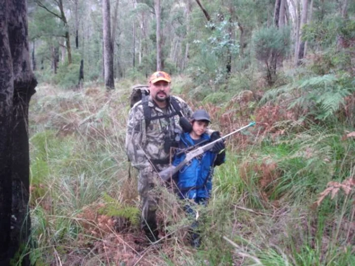 Stefan Chirila la vânătoare de cerb cu fiul sau, Daniel