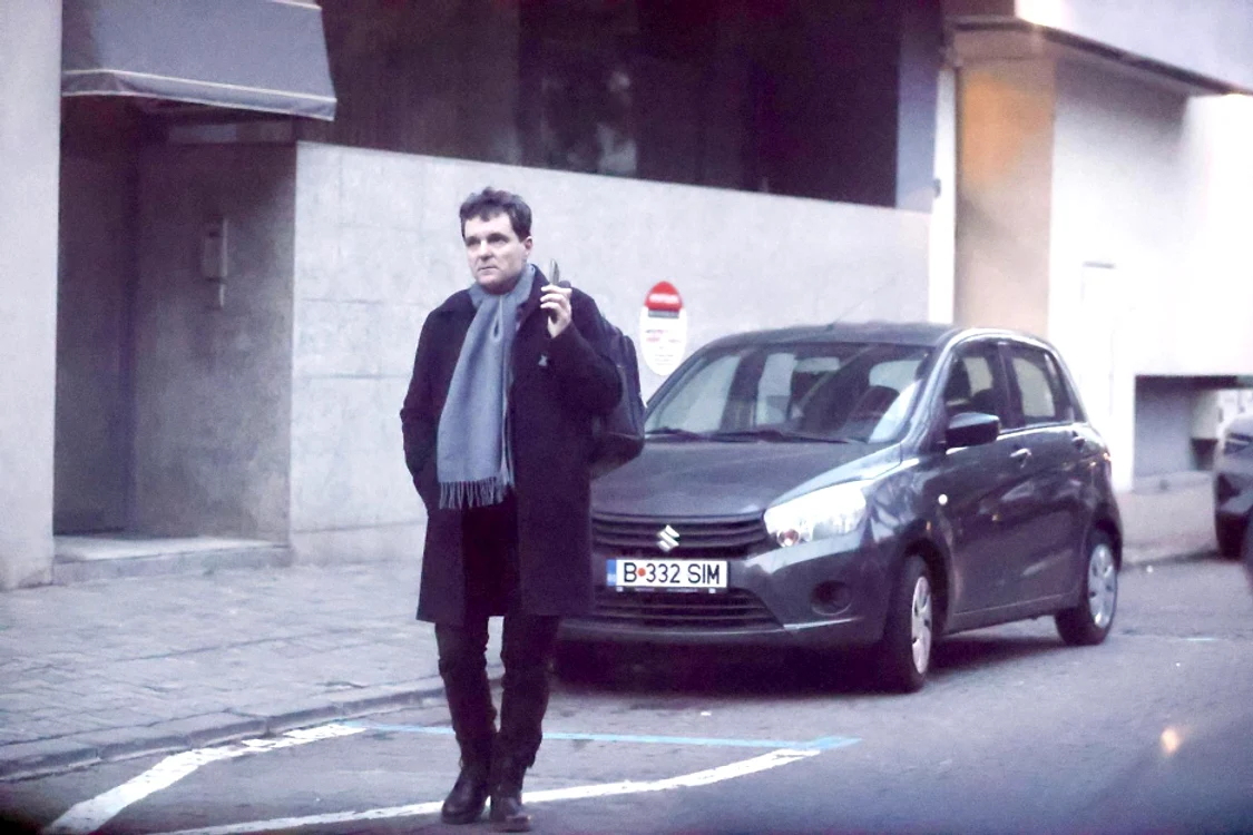 Nicușor Dan lângă casa lui Matei Păun. Foto: Click!