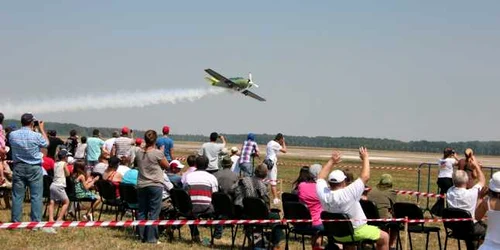 acrobatii aeriene la Suceava airshow. foto