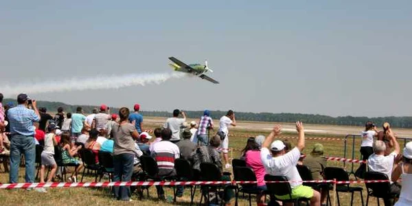 acrobatii aeriene la Suceava airshow. foto