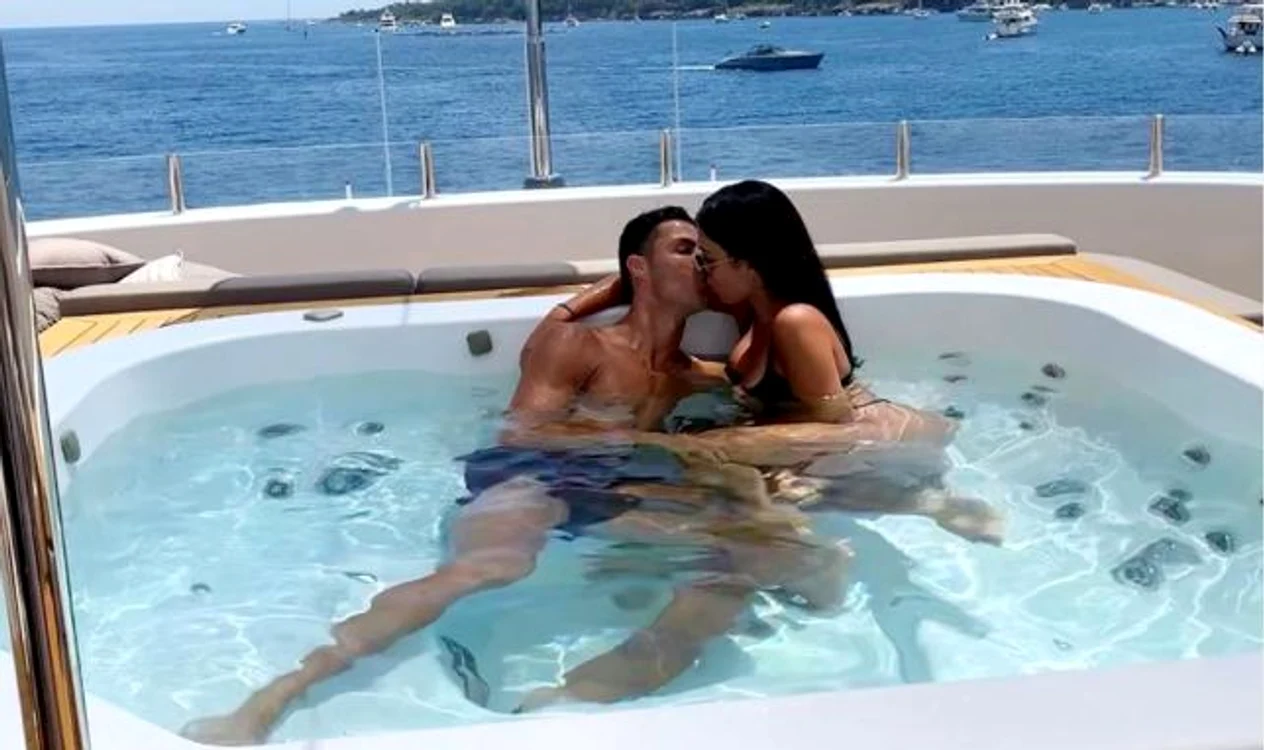 
    Cristiano Ronaldo îşi sărută pasional iubita la bordul iahtului  