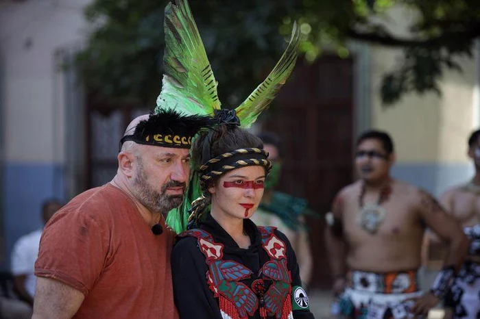 Cătălin Scărlătescu și Doina Teodoru, în costume tradiționale mexicane, pe stradă