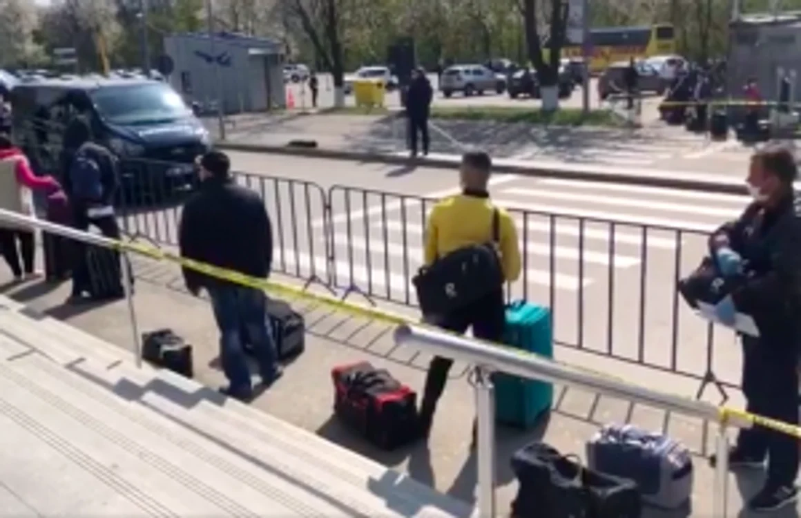 Pasagerii de pe Aeroportul Internaţional din Iaşi care urmează să plece la muncă în Germania. Foto Facebook