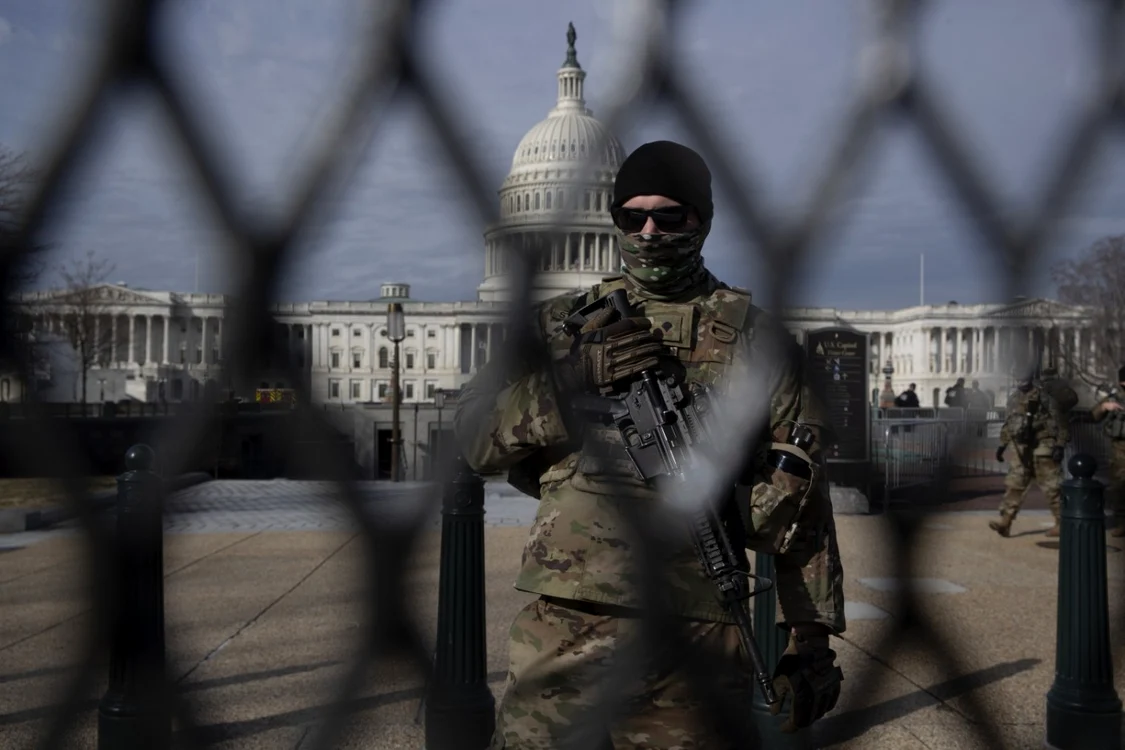 Soldat al Gărzii Naţionale păzeşte clădirea Capitoliului FOTO EPA-EFE