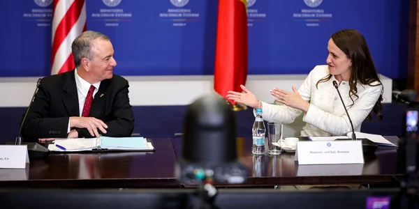 Ambasadorul SUA la București, Darryl Nirenberg, și ministrul de Externe, Oana Țoiu FOTO MAE
