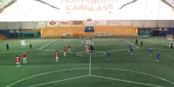 Trei echipe de fotbal s-au înfruntat în acelaşi timp, pe un singur teren