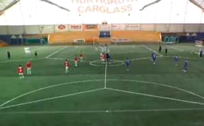 Trei echipe de fotbal s-au înfruntat în acelaşi timp, pe un singur teren