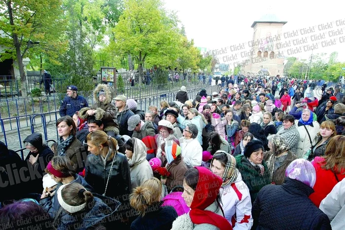 Credincioşii s-au închinat la ră- măşiţele sfinţilor Andrei, Dimitrie cel Nou, Constantin şi Elena