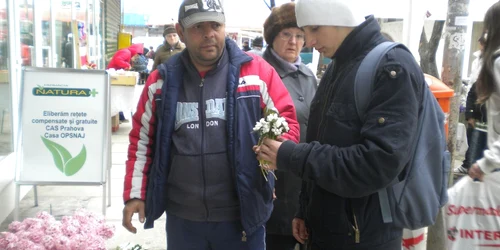 Răzvan i-a cumpărat prietenei mai multe bucheţele de ghiocei