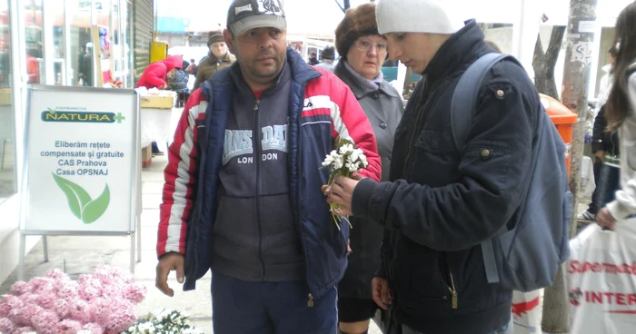 Răzvan i-a cumpărat prietenei mai multe bucheţele de ghiocei