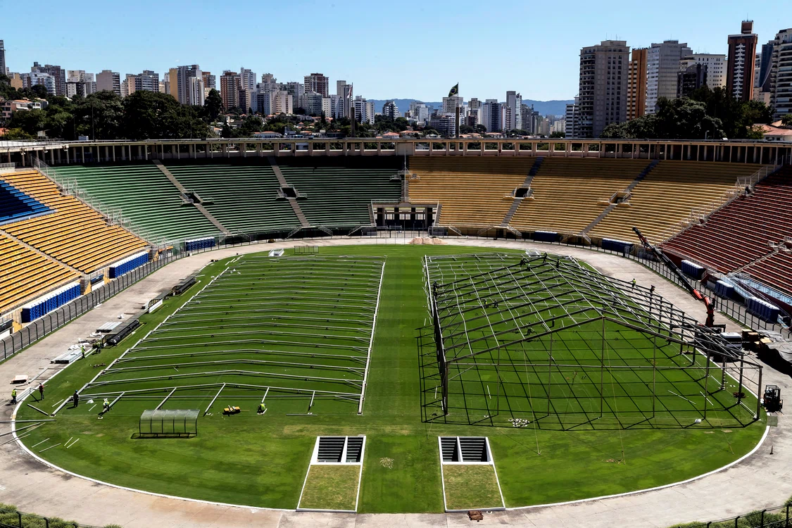 
    Pe stadionul ”Pacaembu” din Sao Paulo se ridică un spital de campanieFoto: EPA-EFE  