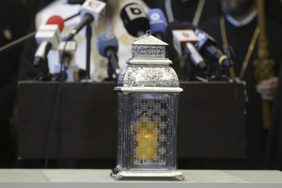 Lumina Sfântă de la Ierusalim, adusă cu avionul în România. Cine conduce delegația Patriarhiei 