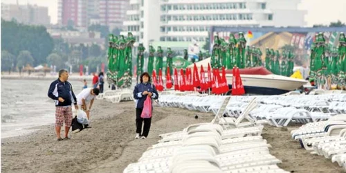 Şezlongurile erau goale ieri,  iar oamenii se plimbau pe plajă îmbrăcaţi bine  