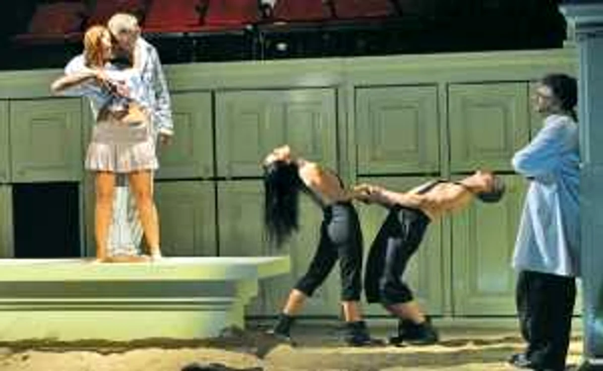 Imagini din spectacolul „Equus“ al Teatrului „Regina Maria“ din Oradea  
