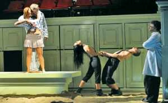 Imagini din spectacolul „Equus“ al Teatrului „Regina Maria“ din Oradea