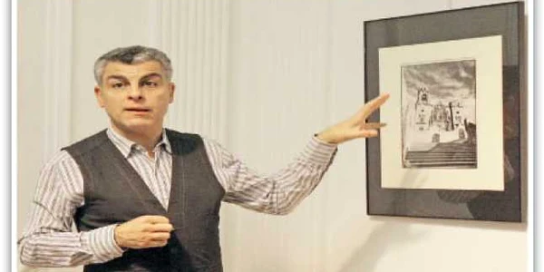 Fotograful Ferrante Ferranti explică lucrările sale celor prezenţi la vernisajul de la Iaşi