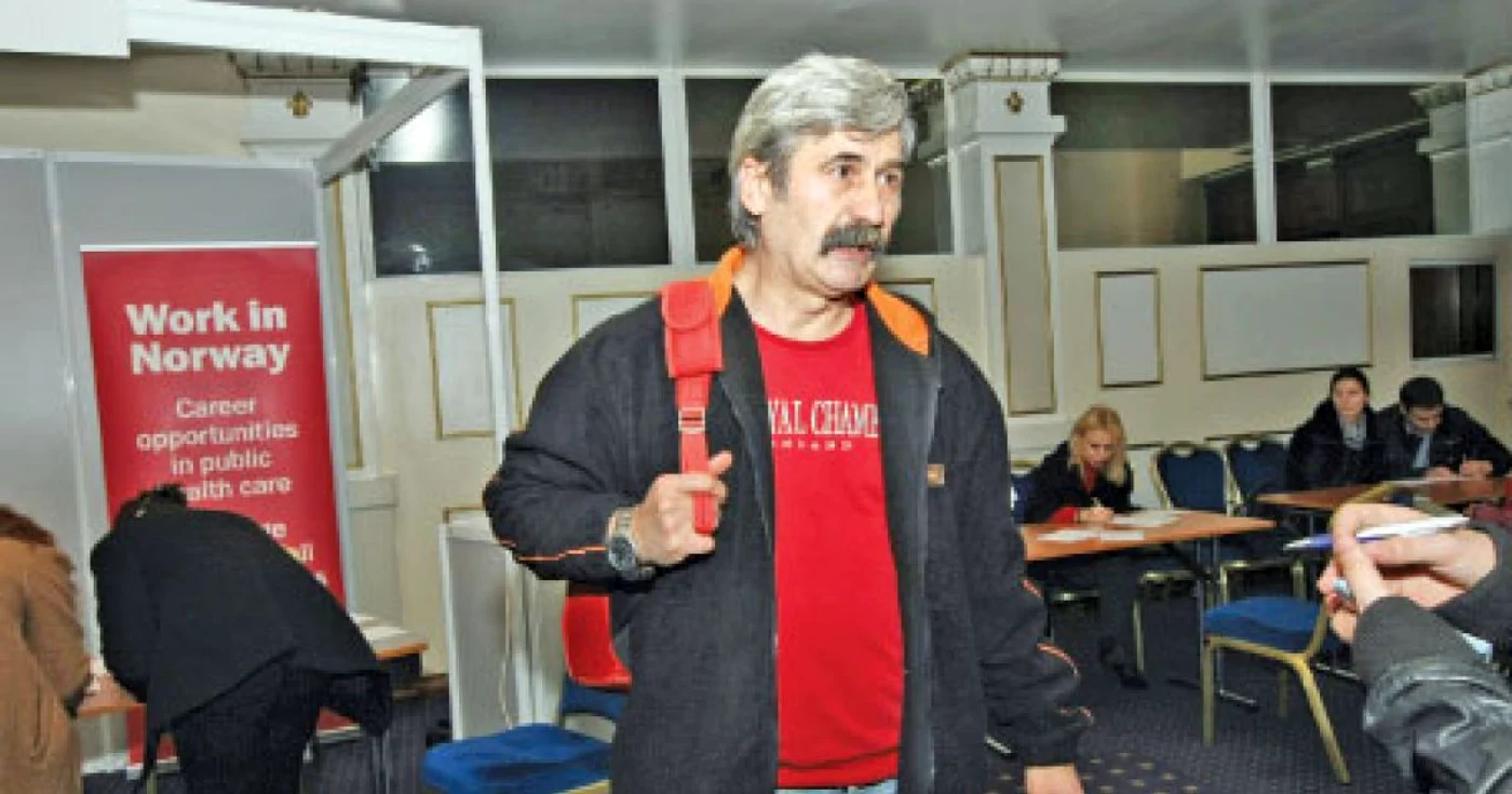 Cezar Ifrim, asistent de radiologie, cu rucsacul în spate la Târgul de Cariere  