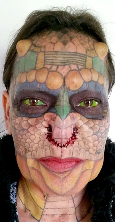 2014 - Şi-a tăiat nasul