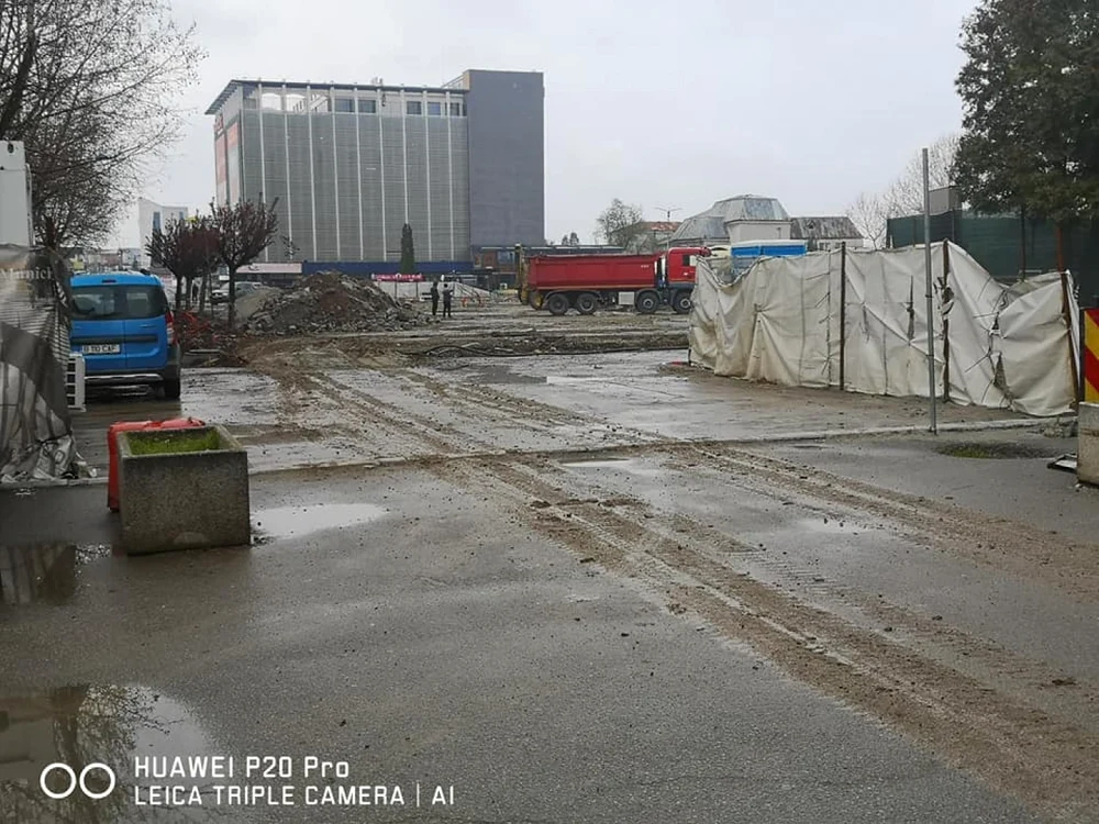 Cetăţenii se plâng de luni bune de şantierul din mijlocul oraşului FOTO: Facebook/Info Trafic Slatina
