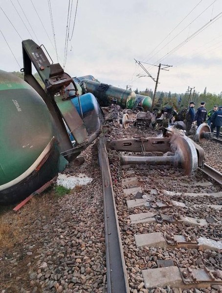 Lovituri ucrainene în serie asupra infrastructurii feroviare din Rusia: Explozii și deraieri de trenuri