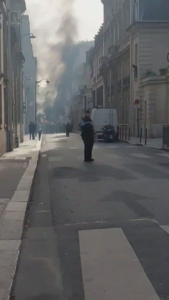 Incendiu în apropierea sediului Guvernului francez, în ziua în care Lecornu urma să îi primească pe liderii politici