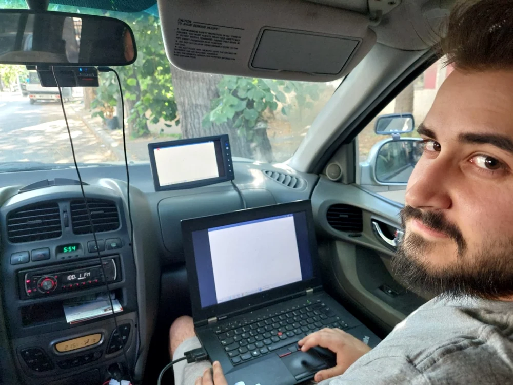 Andrei şi dispozitivul creat de el şi instalat la bordul unei maşini FOTO Florin Marin Bogdan