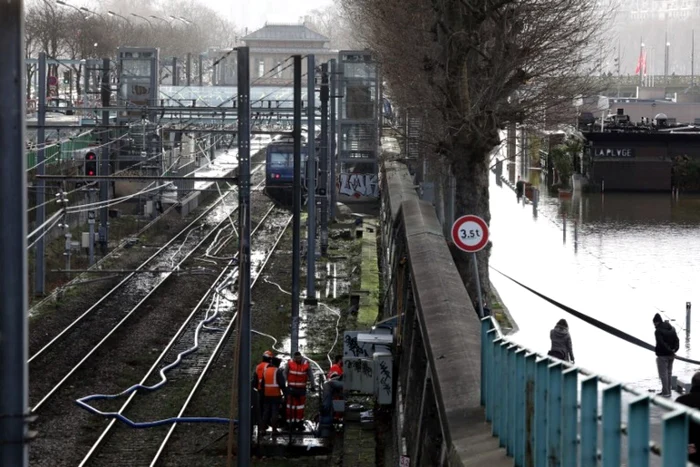 Sena - Paris - Inundatii FOTO AFP