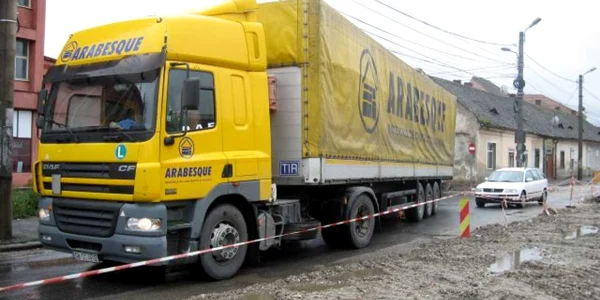 Străzile de tranzit suferă din greu din cauza TIR-urilor care circulă zilnic prin oraş.