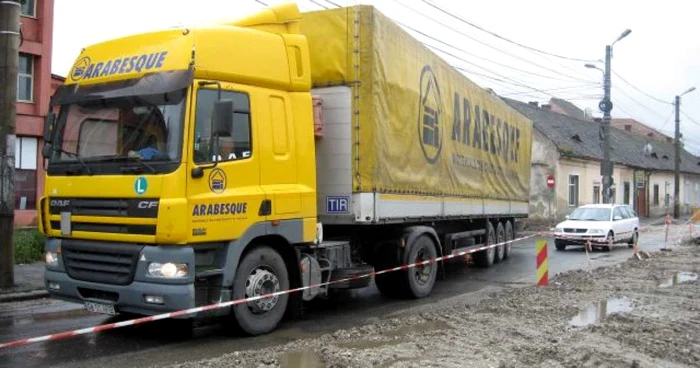 Străzile de tranzit suferă din greu din cauza TIR-urilor care circulă zilnic prin oraş.