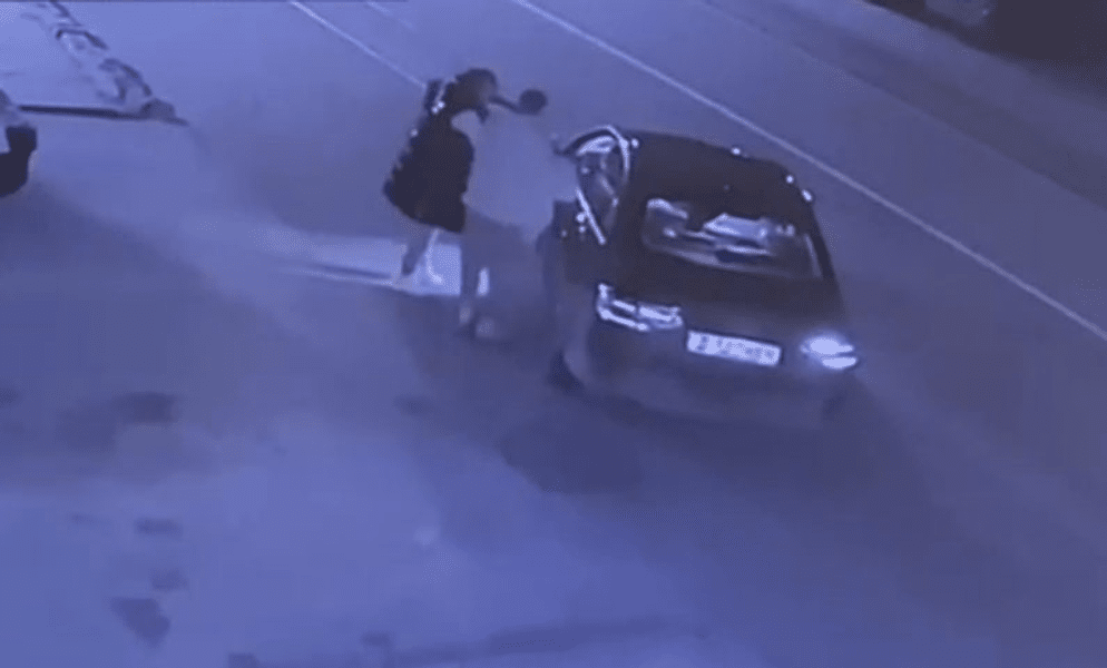 Primele imagini cu femeia închisă de manelistul drogat în portbagajul mașinii. Bărbatul a dat foc autoturismului VIDEO