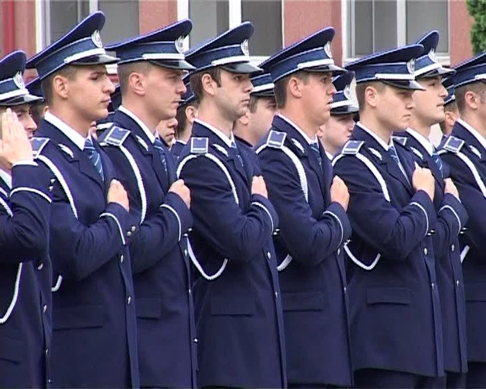 Poliţiştii vor fi obligaţi să poarte uniformă în timpul programului de lucru, începând din 5 august, din dispoziţia ministrului de Interne Mihai FiforFOTO: adevarul.ro