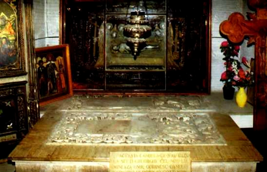 Candela cu ajutorul căreia s-a descoperit mormântul domnitorului Constantin Brâncoveanu din Biserica Sf Gheorghe Nou - Bucureşti Foto Florin Epure