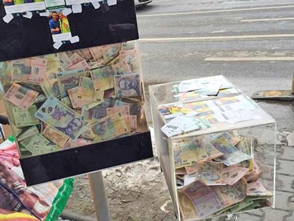Unii oameni lăsau  chiar şi mai multe  bancnote de 100 de lei