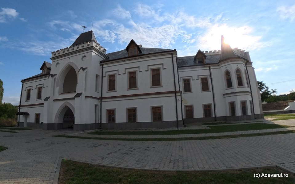 Castelul contelui Față Neagră, renăscut din ruină. Secretele palatului luxos de la poalele Retezatului   