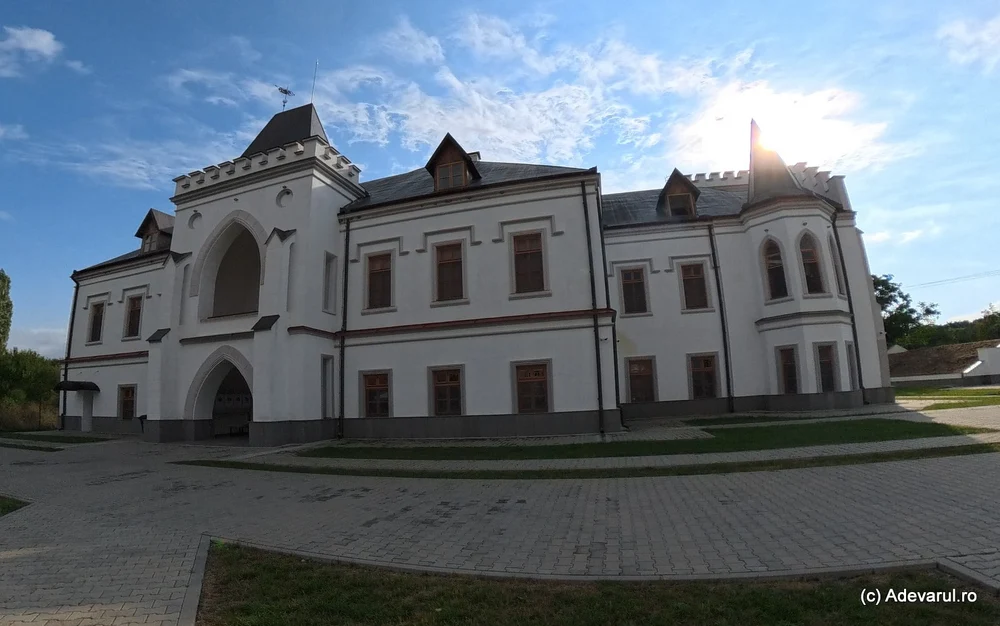 Castelul contelui Față Neagră, renăscut din ruină. Secretele palatului luxos de la poalele Retezatului