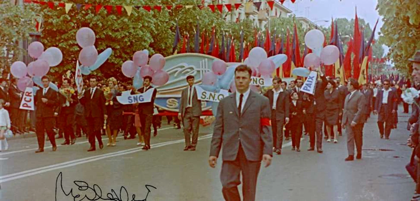 Defilarea muncitorilor de la Şantierul Naval din 1969 de la Galaţi FOTO facebook/ valiza cu fotografii