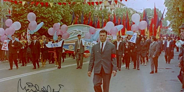 Defilarea muncitorilor de la Şantierul Naval din 1969 de la Galaţi FOTO facebook/ valiza cu fotografii