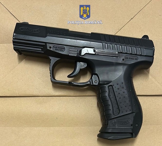 Copil de 14 ani reţinut după ce a tras cu un pistol airsoft într-un tânăr pe care nu îl cunoștea 