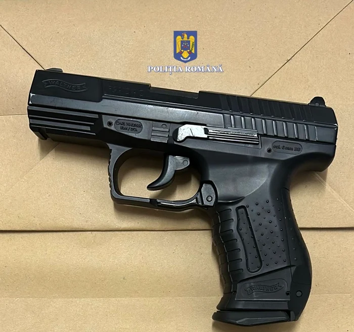 Minorul a fost amendat, iar pistolul confiscat Foto: Poliția Română (Arhivă)