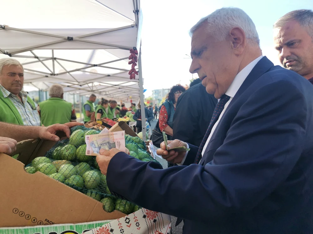 Ministrul Agriculturii a făcut cumpărături la fiecare producător în parte FOTO: Alina Mitran