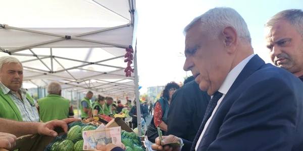 ziua recoltei la slatina 2022   ministrul petre daea in vizita (1025) jpg