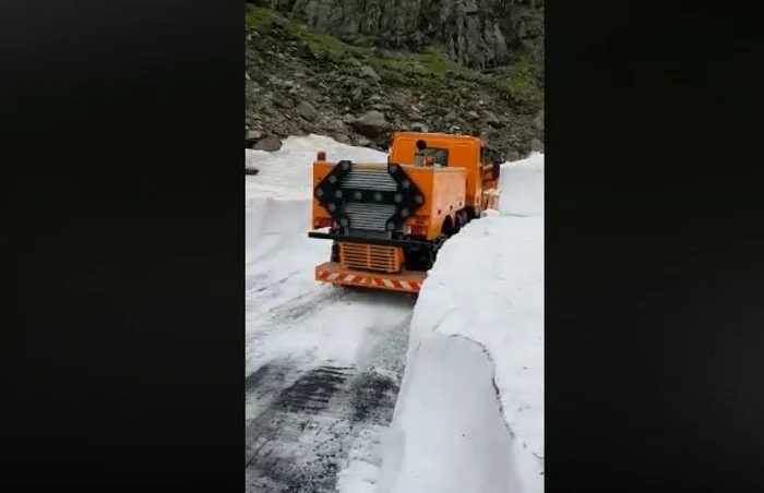 Utilaj de deszăpezire pe Transfăgărăşan FOTO Facebook/ Meteoplus