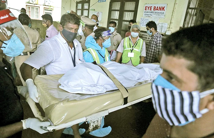 Victimele au fost evacuate de angajaţi cu mască