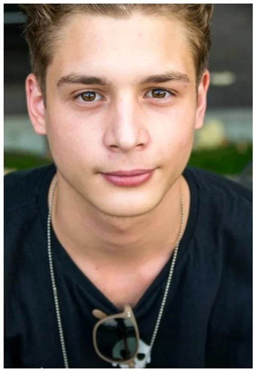 
    Roby, fiul lui  Brigitte, se afla în local şi a chemat Poliţia  