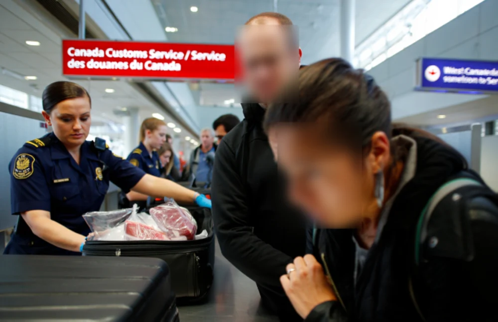 Un cuplu de români, subiect de documentar pe History, după ce a vrut să intre în Canada cu două găini „de la mama” și șase batoane de salam