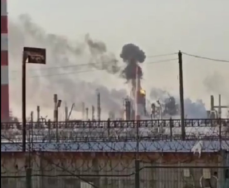 Valuri de atacuri cu drone în mai multe regiuni din Rusia: incendiu la o rafinărie de petrol