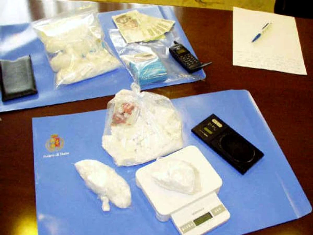 
    Curierii transportau 10 kilograme de cocaină.  